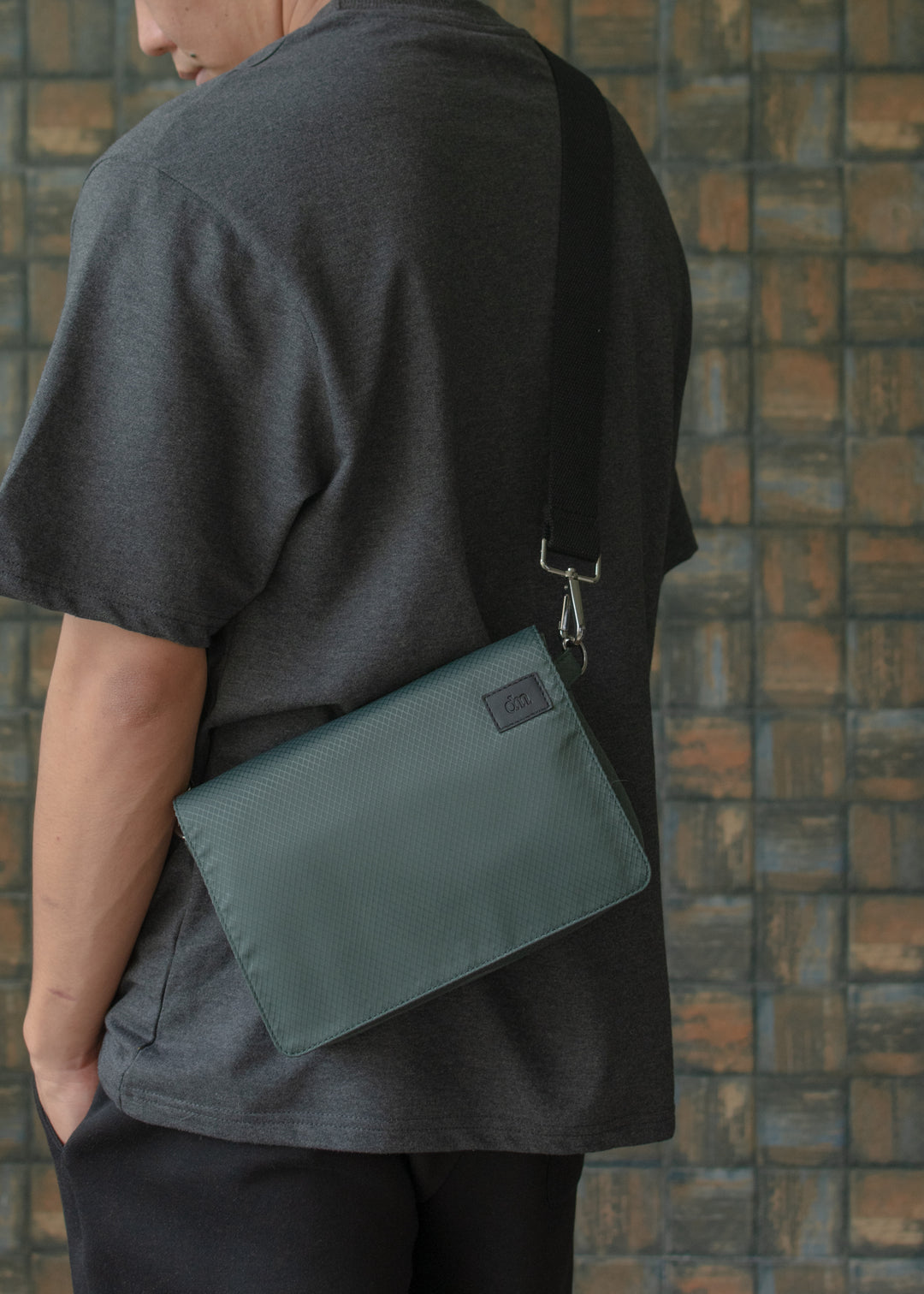 Explorer — Cross Body Bag