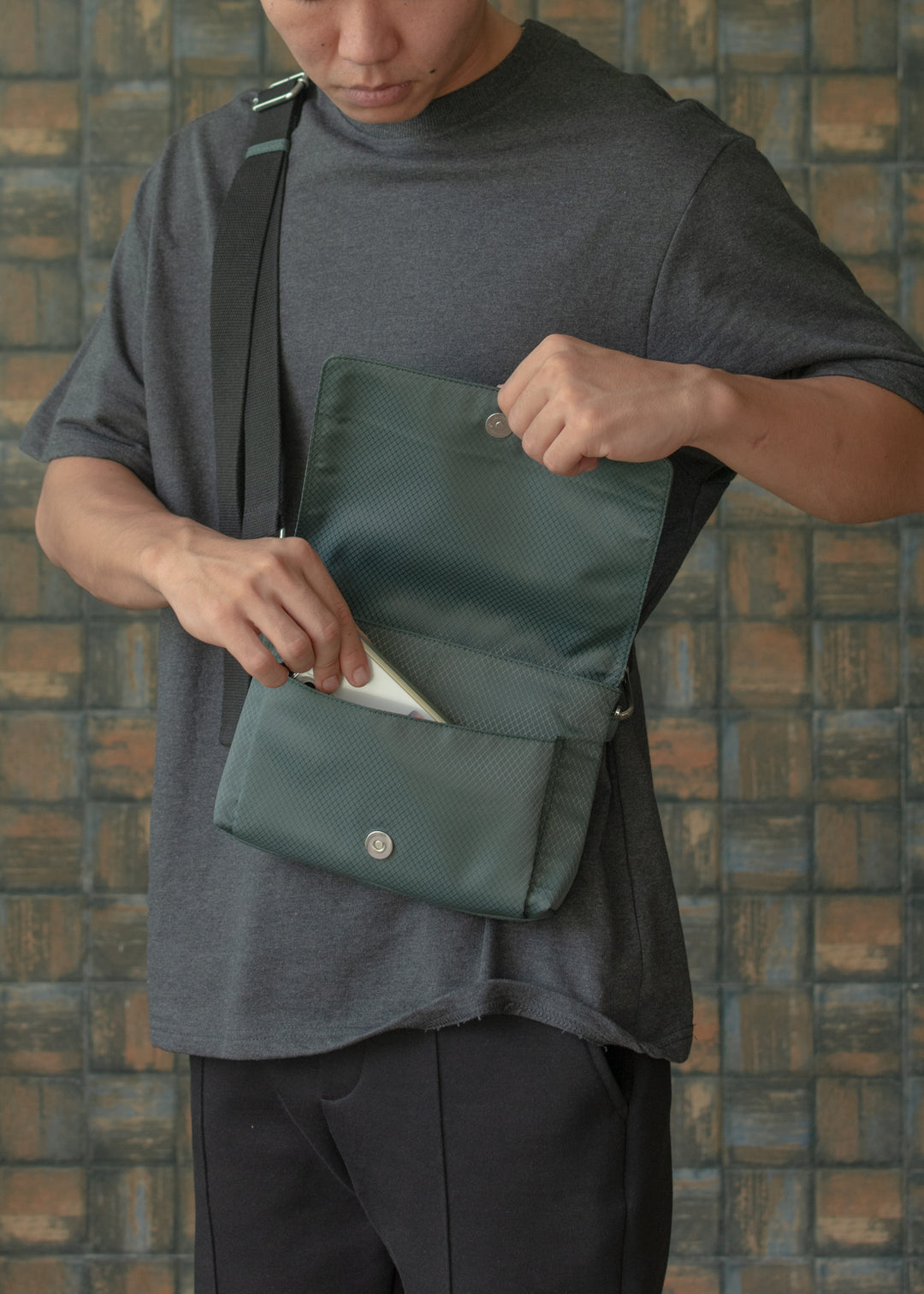 Explorer — Cross Body Bag